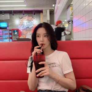 노출적은 소녀들이 왜 더 이뻐보이조?